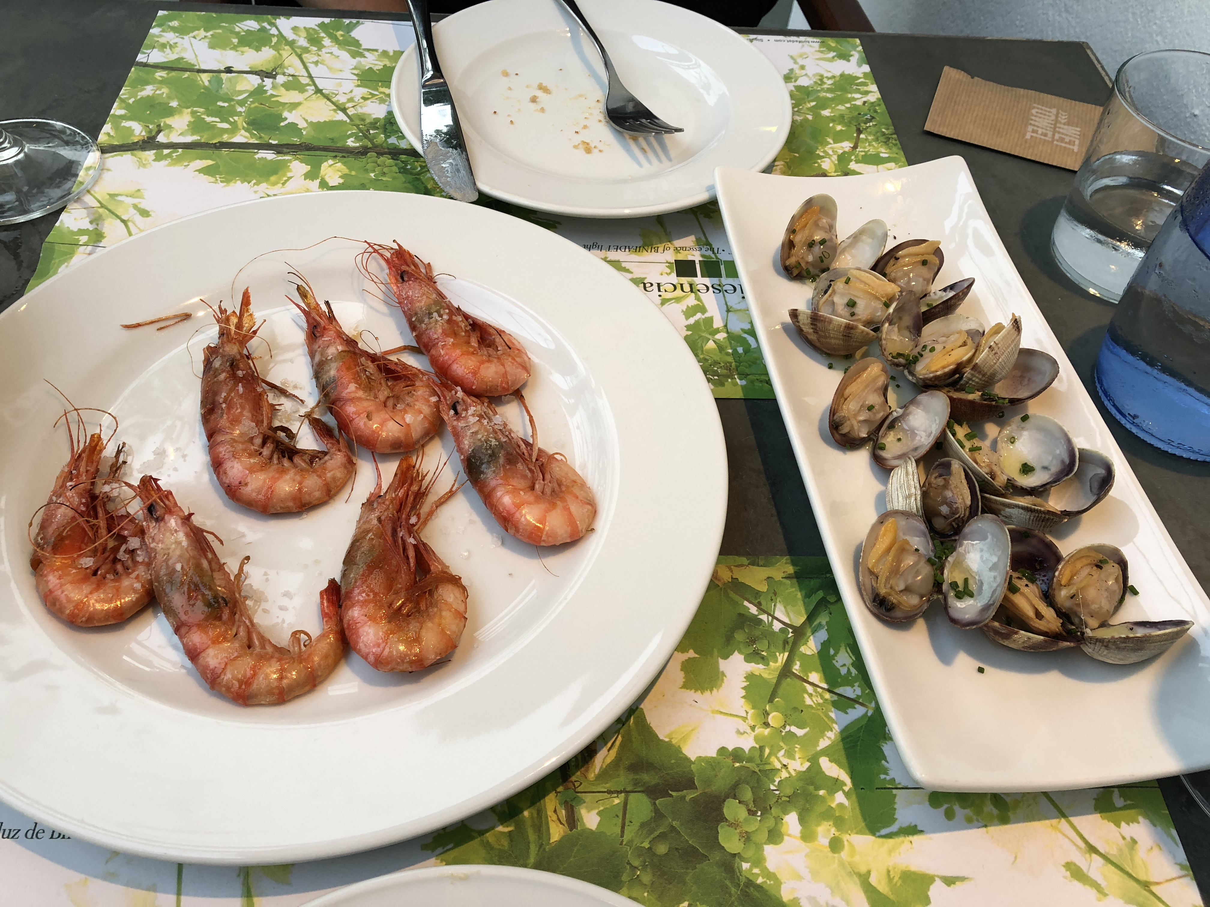 Garlic prawns and steamed clams at Binifadet
