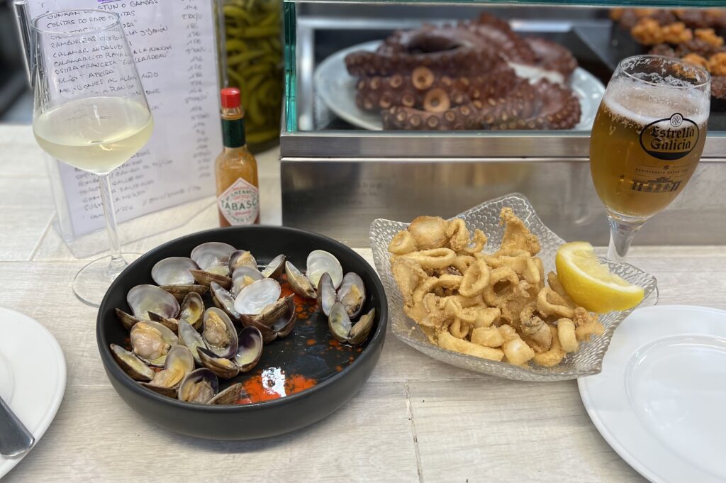 Almejas Gallegas (Steamed clams) and Calamares a la Andaluza