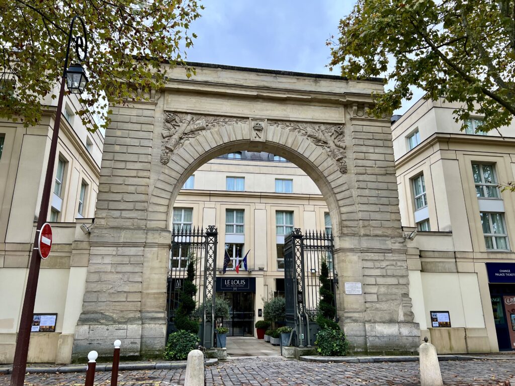 Le Louis Versailles Château Hotel