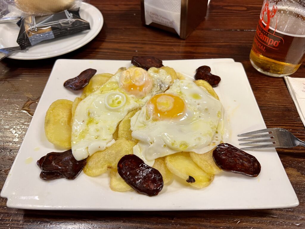 Bar Casa Morales, Sevilla. Huevos Fritos con Patatas y Chorizo