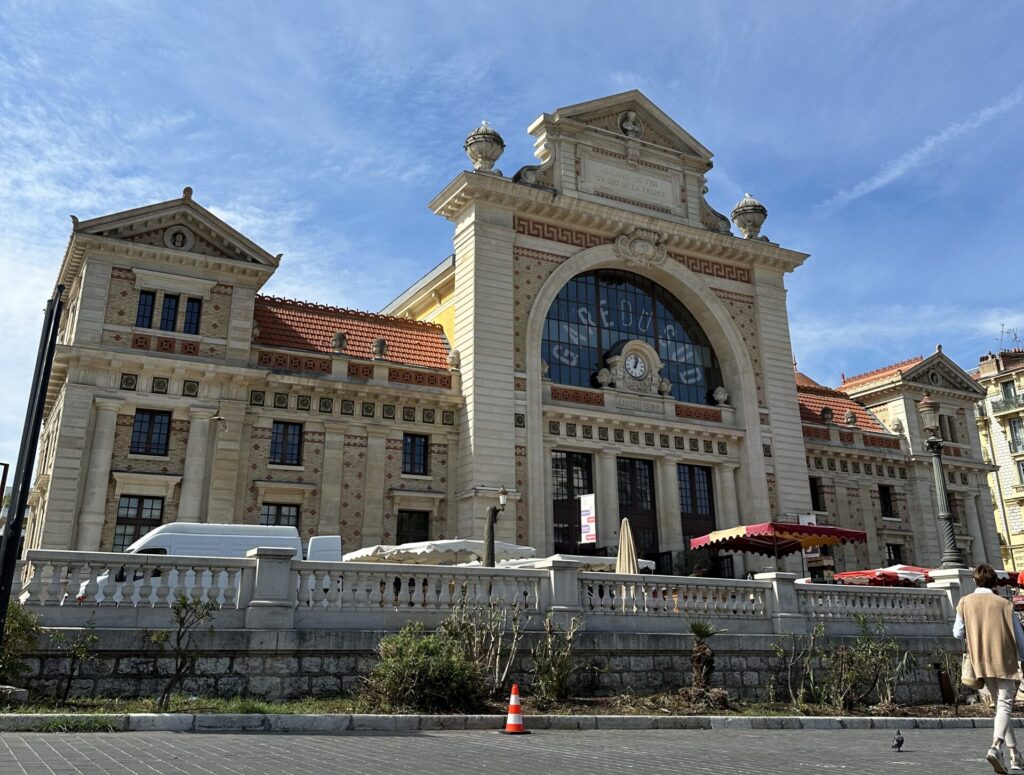 La gare du Sud - Backdrop to the Liberation Market