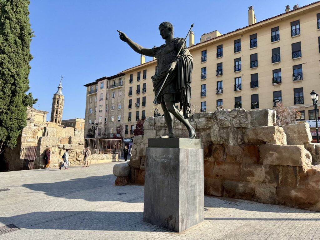 Statue of César Augusto