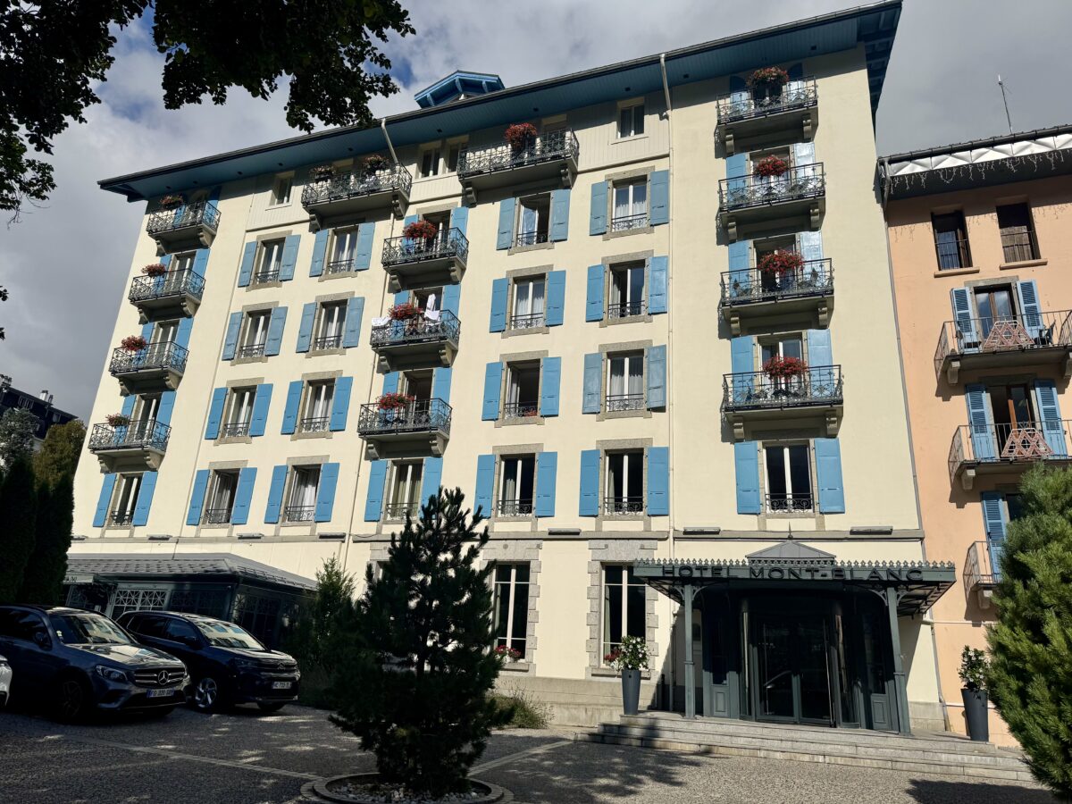 Hôtel Mont-Blanc From the Front