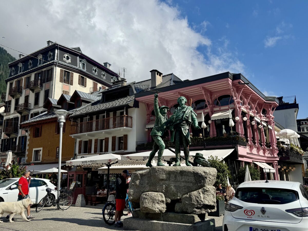 Statue of Balmat and Saussure