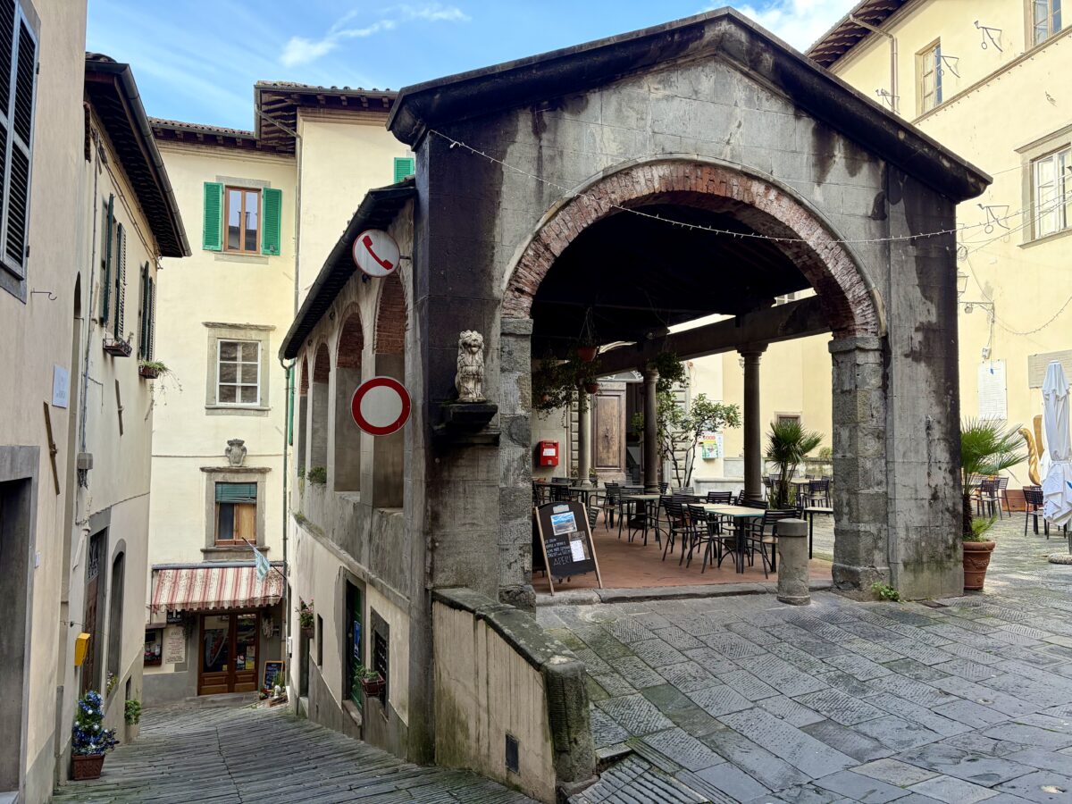 Loggia dei Mercanti, Barga