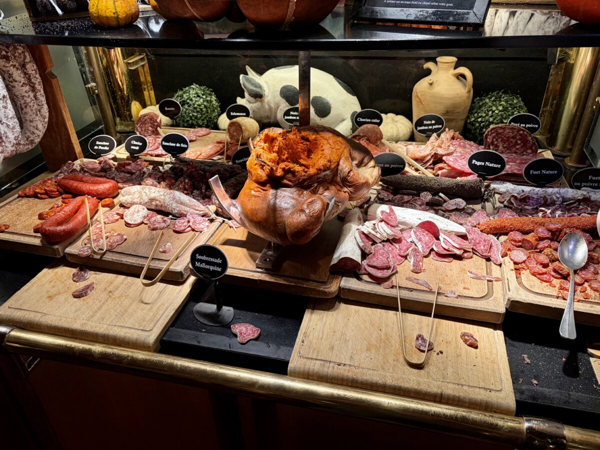 Another Les Grands Buffets Food Station