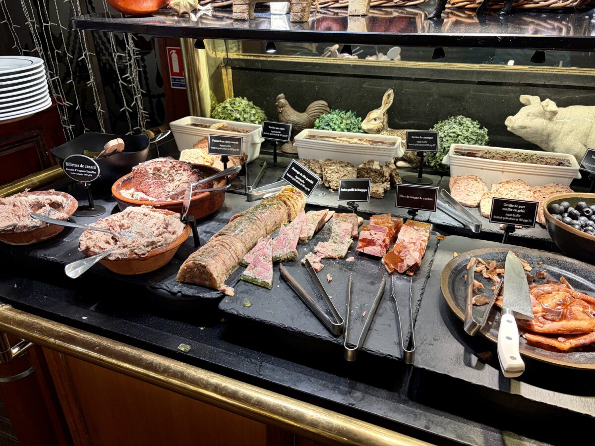 Another Les Grands Buffets Station