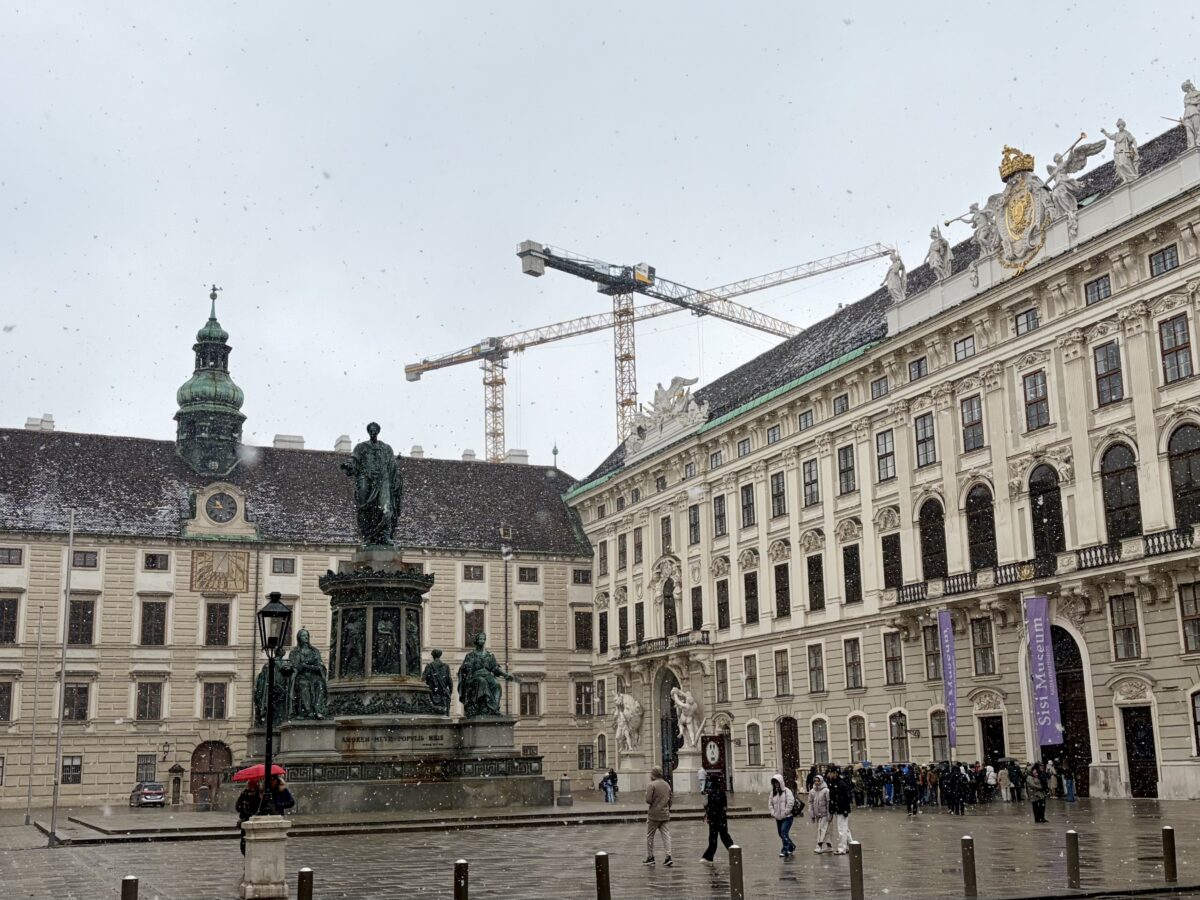 Amalienburg and Emperor Franz I Statue